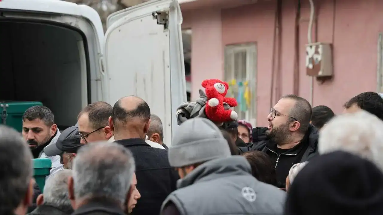 Adana’da Babalarının Öldürdüğü Kardeşler Gözyaşlarıyla Uğurlandı 3